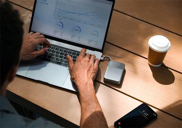 EcoFlow RAPID Magnetická Power Banka (10000mAh) - strieborná